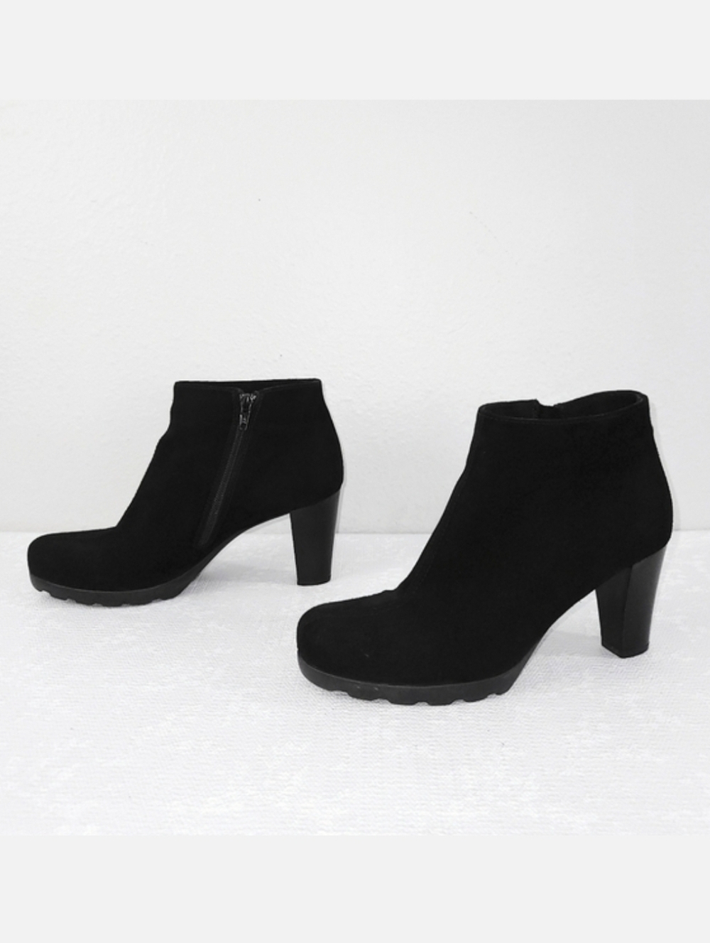 La CANADIENNE Malin Lug Sole Heeled Ankle Booties US 9 Waterproof Suede Boots